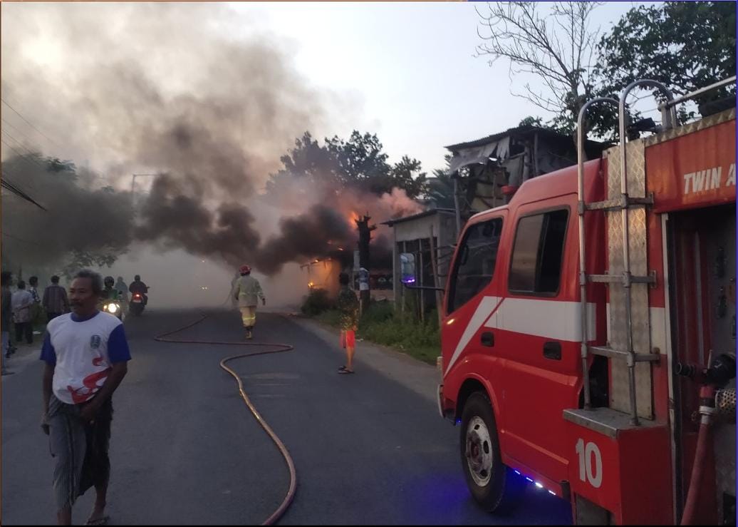 Kelulan asap dan kobaran api mengagetkan warga Desa Bandung, Kecamatan Diwek, Rabu (23/7) pagi.