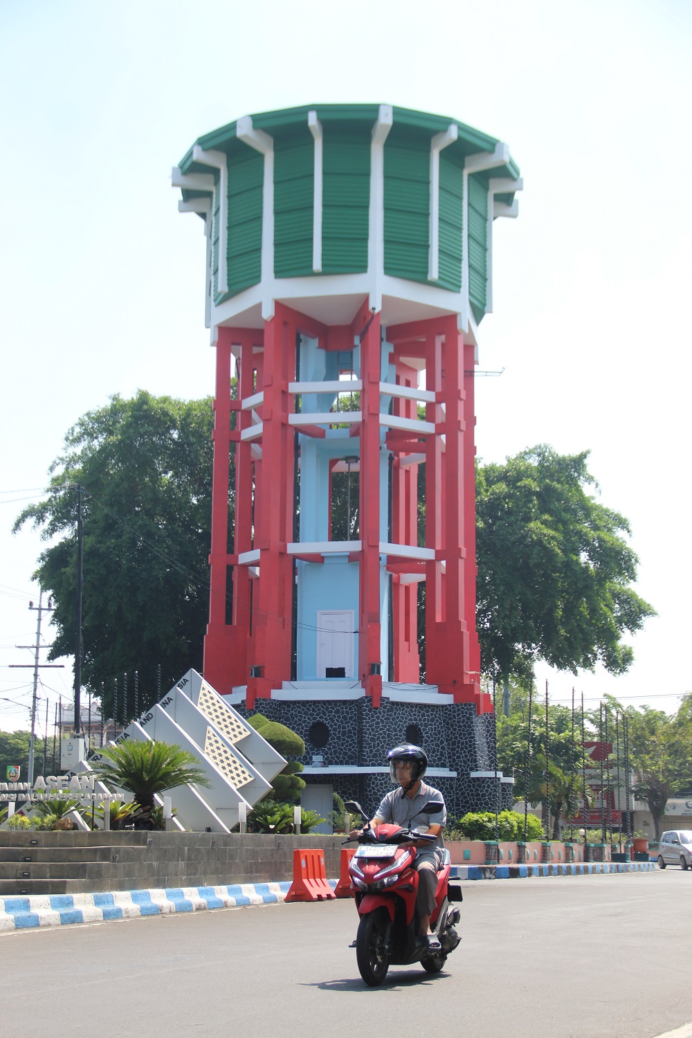 RAMPUNG: Pengecatan ringin Contong yang dimulai sejak 11 Juni lalu telah rampung,  (22/7).
