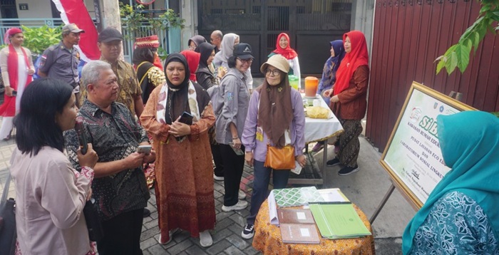 MEMBANGGAKAN: Kepala Kelurahan Kaliwungu Ade Yudha Kusuma (baju batik bertopi) bersama para kader lingkungan saat mendampingi tim verifikator kampung proklim dari tim KLHK RI, Sabtu (5/7) pagi.