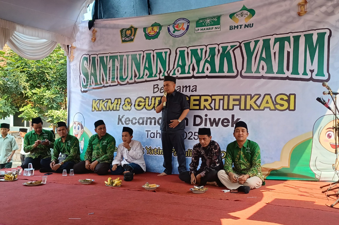 TELADAN: Wakil Ketua DPRD Jombang, HM Syarif Hidayatullah ST MMT (Gus Sentot), saat menghadiri santunan yatim yang digelar KKMI Kecamatan Diwek di Desa Kayangan, Rabu (23/7).