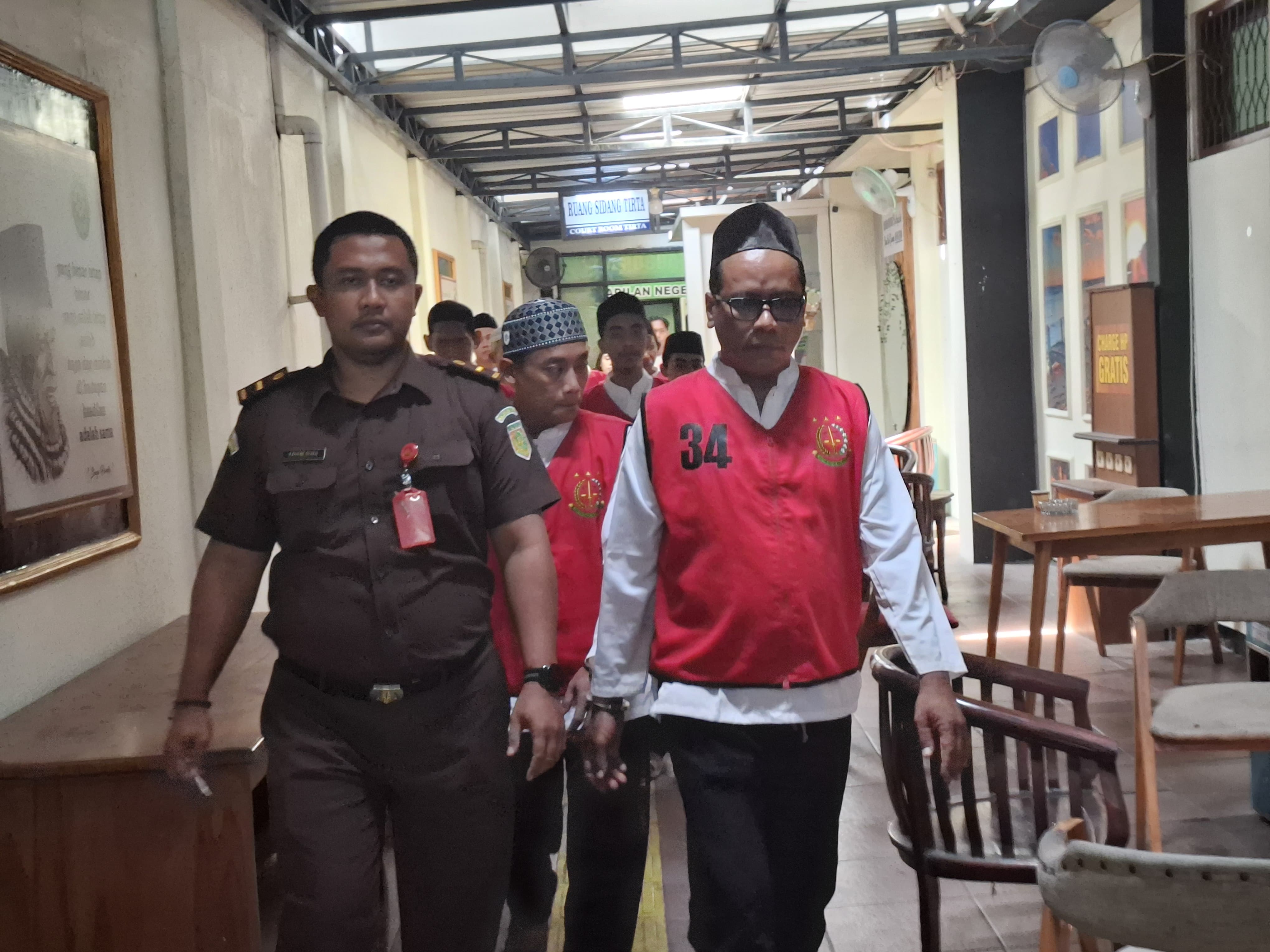 Joko Subagyo, pemilik pabrik arak di Desa Jombok, Kecamatan Ngoro yang digerebek polisi pada akhir Februari lalu menjalani sidang dengan pembacaan tuntutan, Selasa (22/7)