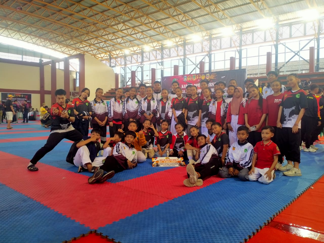 MEMBANGGAKAN: Atlet JKC menerima penghargaan juara umum 2 Piala Komandan Korem 082 Mojokerto di GOR Mojopahit, Sabtu-Minggu (19-20/7).