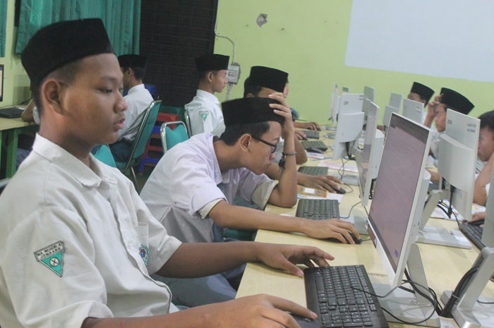 FOKUS: Kegiatan siswa di lab komputer MAN 4 Jombang (21/1).
