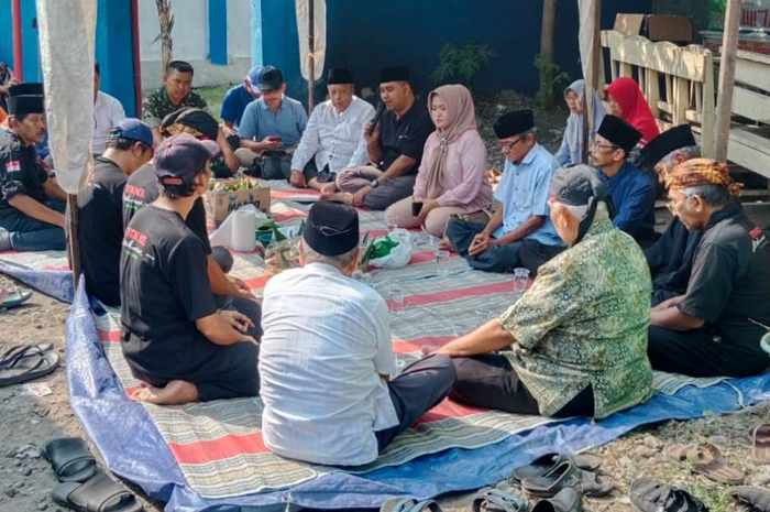 PEDULI SEJARAH: Kepala Desa Losari, Sutrisno menghadiri peletakan batu pertama pembangunan tugu Sekolah Desa, tempat Presiden pertama RI Ir. Soekarno pernah mengenyam pendidikan dasar, Jumat (25/7).