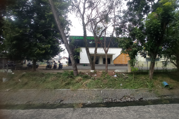BELUM PUNYA AKSES: Pemkab Jombang bakal membangun jembatan sebagai akses keluar dan masuk ke Gedung Kesenian Jombang (24/7).