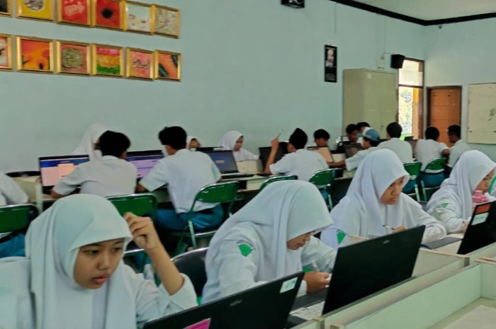 KONSENTRASI: Siswi MAN 4 Jombang saat mengikuti tryout ANBK 2024.