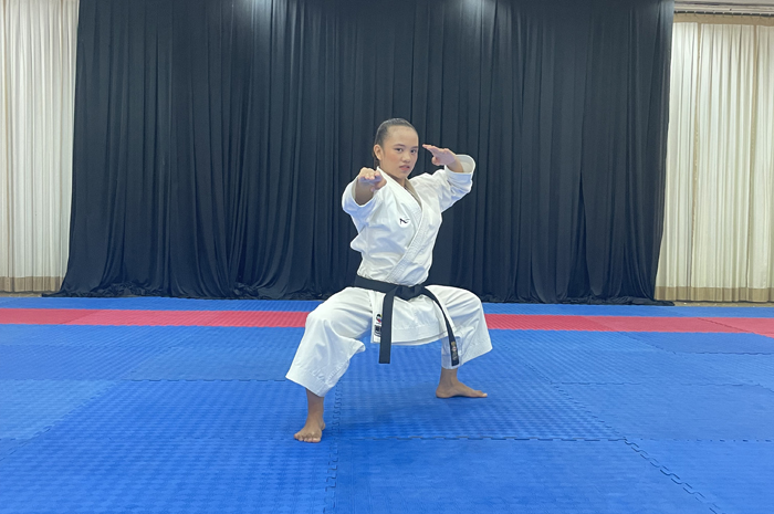 BERPRESTASI: Karateka Jombang, Aqila Aurelia Ramadhani Arifin saat pengambilan video di Malang, Jumat (25/7).
