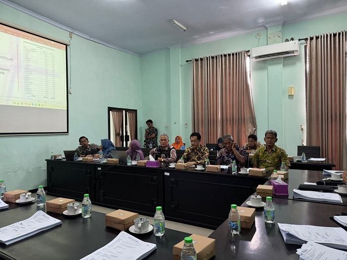 SERIUS: Komisi D DPRD Jombang melakukan RDP dengan Dinas Sosial Jombang Kamis (24/7).