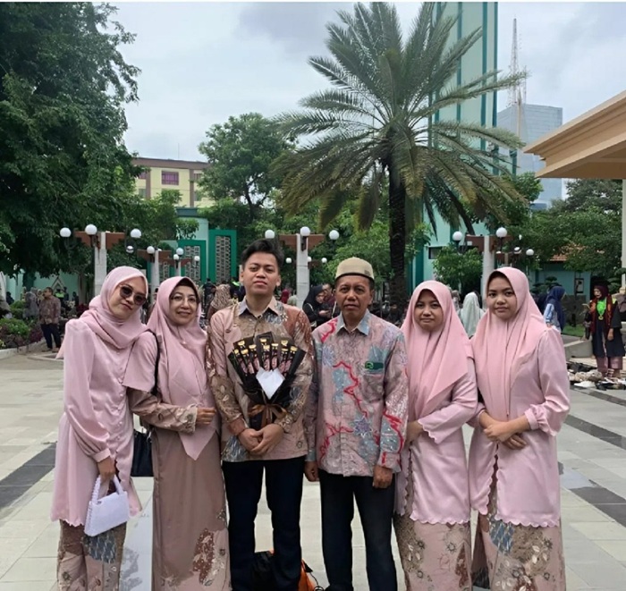 Dra Ida Inayahwati MPdI (dua dari kiri), guru Akidah Akhlak senior di MAN 1 Jombang bersama keluarga.