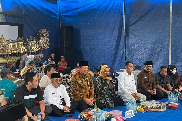 BERI SAMBUTAN: Kepala Kelurahan Jelakombo Antin Sukma Utami mendampingi Sekdakab Jombang Agus Purnomo dan para tamu undangan saat acara sedekah bumi warga lingkungan Kwijenan.