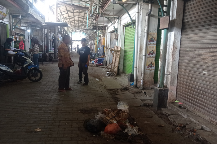 JADI AKSES PROYEK: Pedagang menempati lorong Pasar Ploso, Jombang usai membersihkan lapaknya.