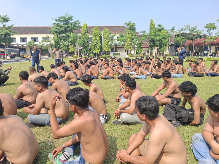 Sebanyak 183 remaja anggota perkumpulan Bajingan Tanpa Dosa (Batandos) diamankan polisi dari sebuah vila di kawasan Wonosalam, Jombang, Minggu (27/7) dini hari.