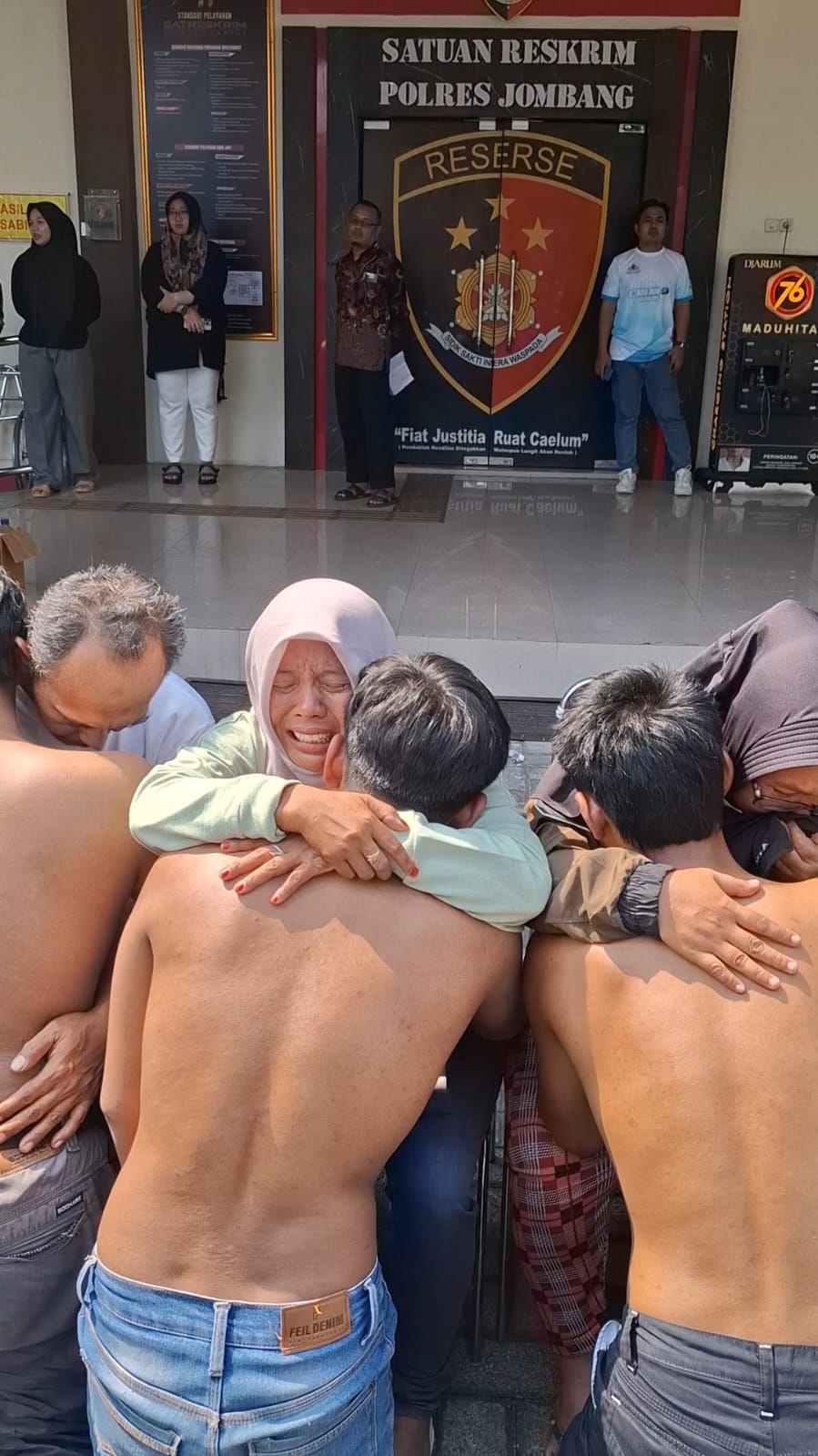 Anggota perkumpulan Bajingan Tanpa Dosa (Batandos) dikembalikan kepada orang tuanya masing-masing di Mapolres Jombang.