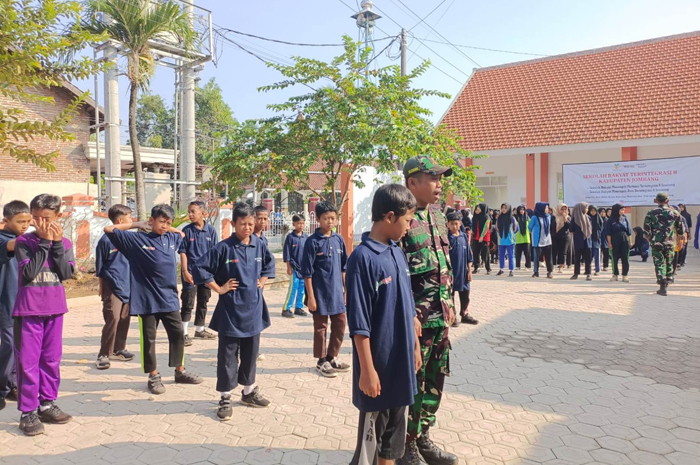 SEMANGAT: Siswa sekolah rakyat antusias mengikuti kegiatan MPLS di SKB Mojoagung, Jombang, (18/7).