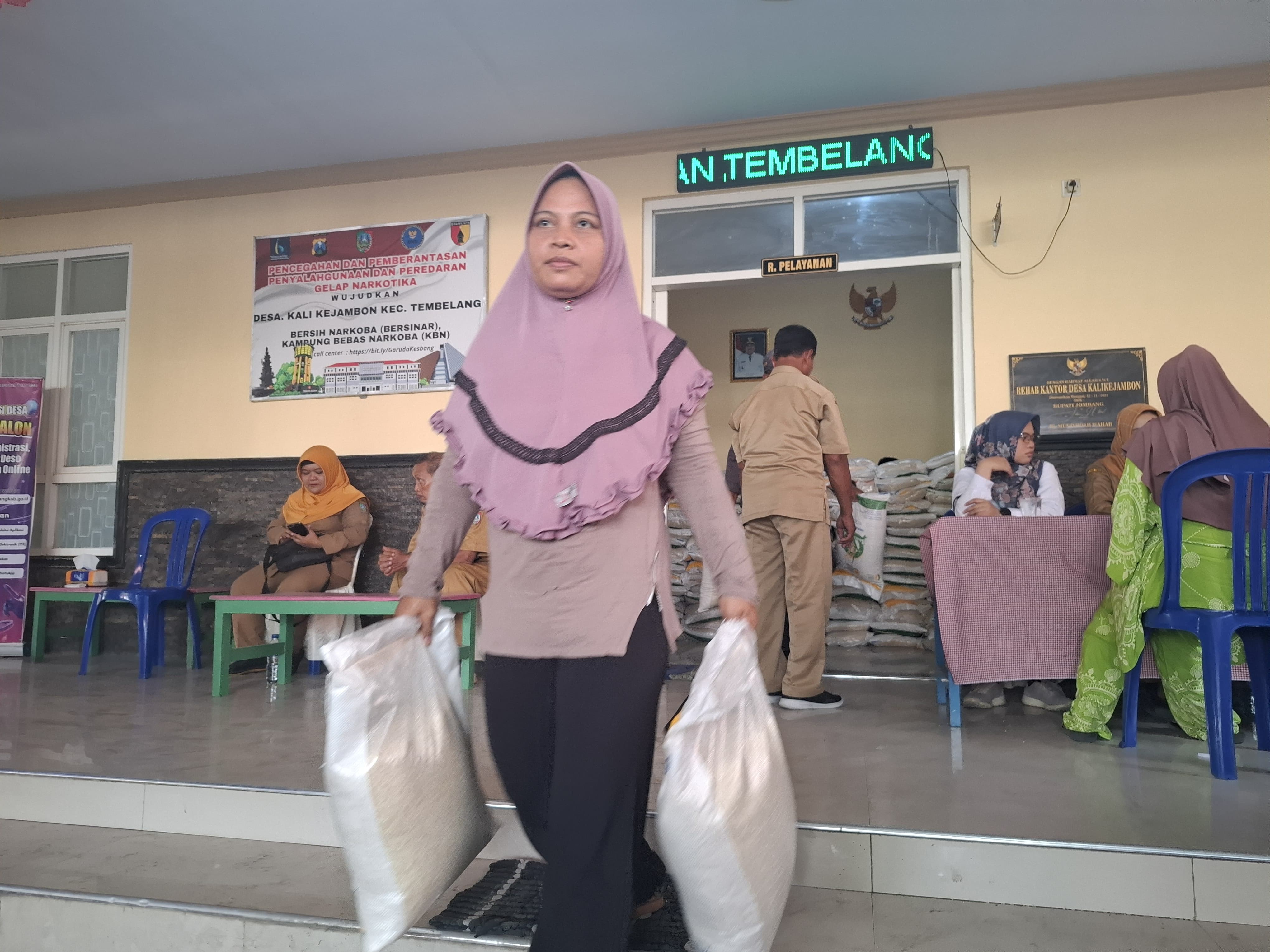 Perum Bulog Kantor Cabang Mojokerto bersama Pemkab Jombang menyalurkan bantuan pangan beras kepada ratusan warga penerima bantuan pangan (PBP) di Balai Desa Kalikejambon pada Senin (28/7) pagi.