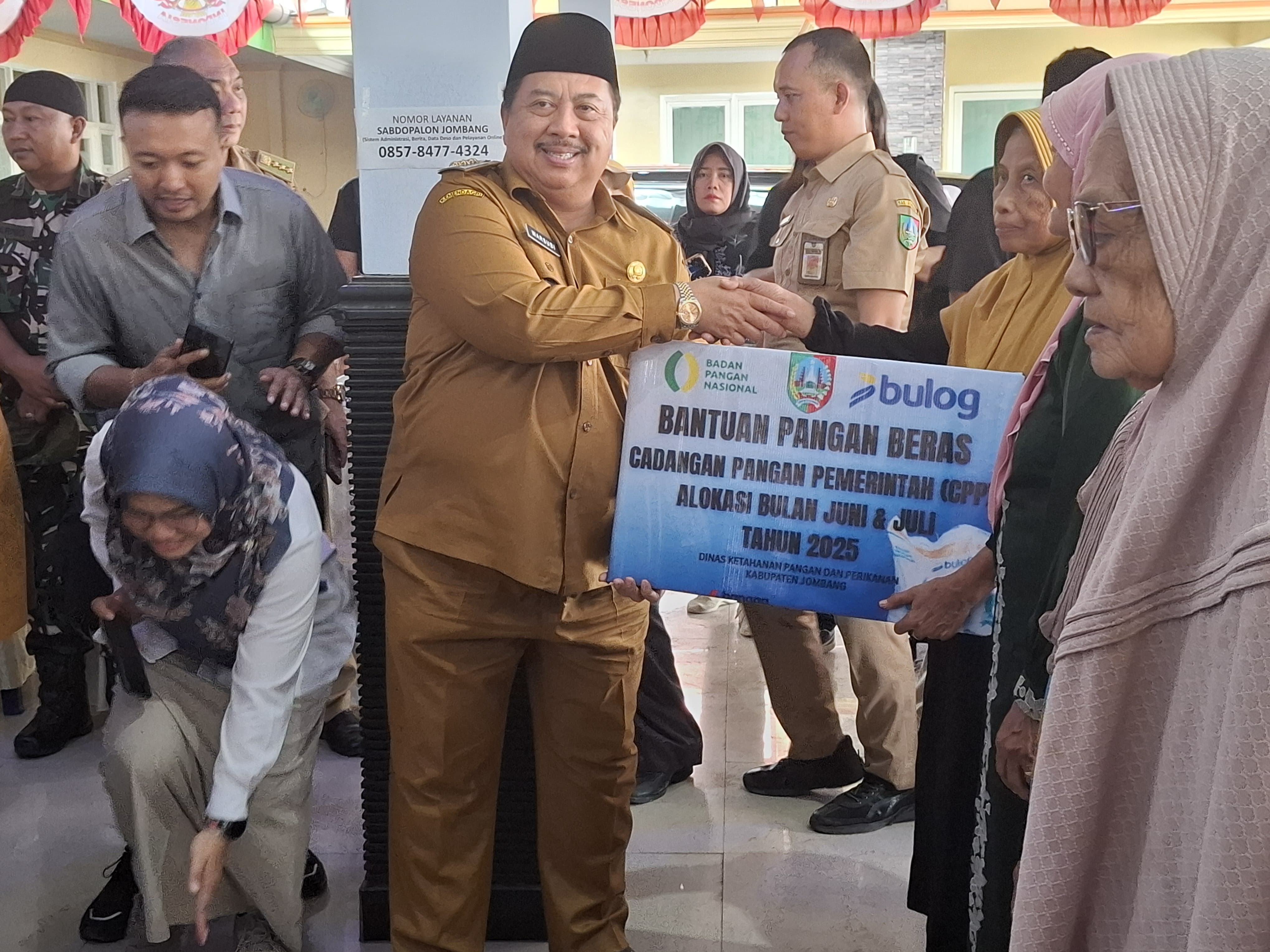 Pemkab Jombang melalui dinas ketahanan pangan dan perikanan menyalurkan bantuan beras di Desa Kalikejambon, Kecamatan Tembelang, Senin (14/12).