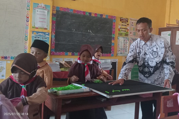 TERAMPIL: Romadhon Rosidi, guru PAI SDN Sugihwaras 1 Kecamatan Ngoro, Jombang saat mengajar di kelas.