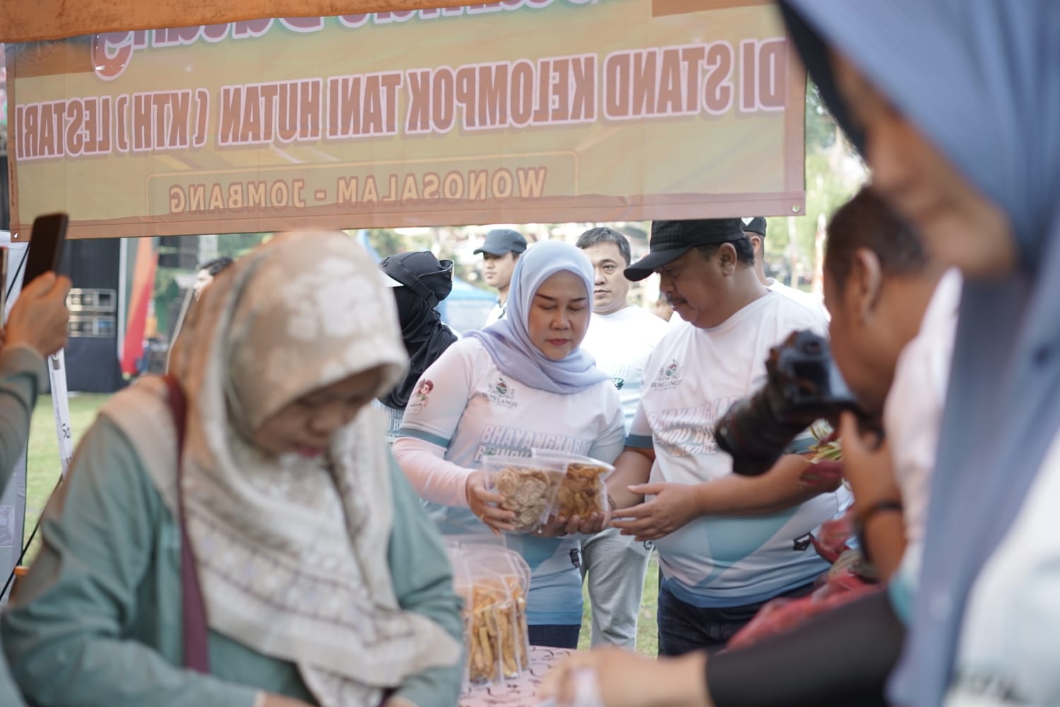 ANTUSIAS: Bupati Warsubi bersama Ketua TP PKK Jombang Yuliati Nugrahani meninjau UMKM di acara lomba lari di Wonosalam, Jombang, Minggu (28/7).