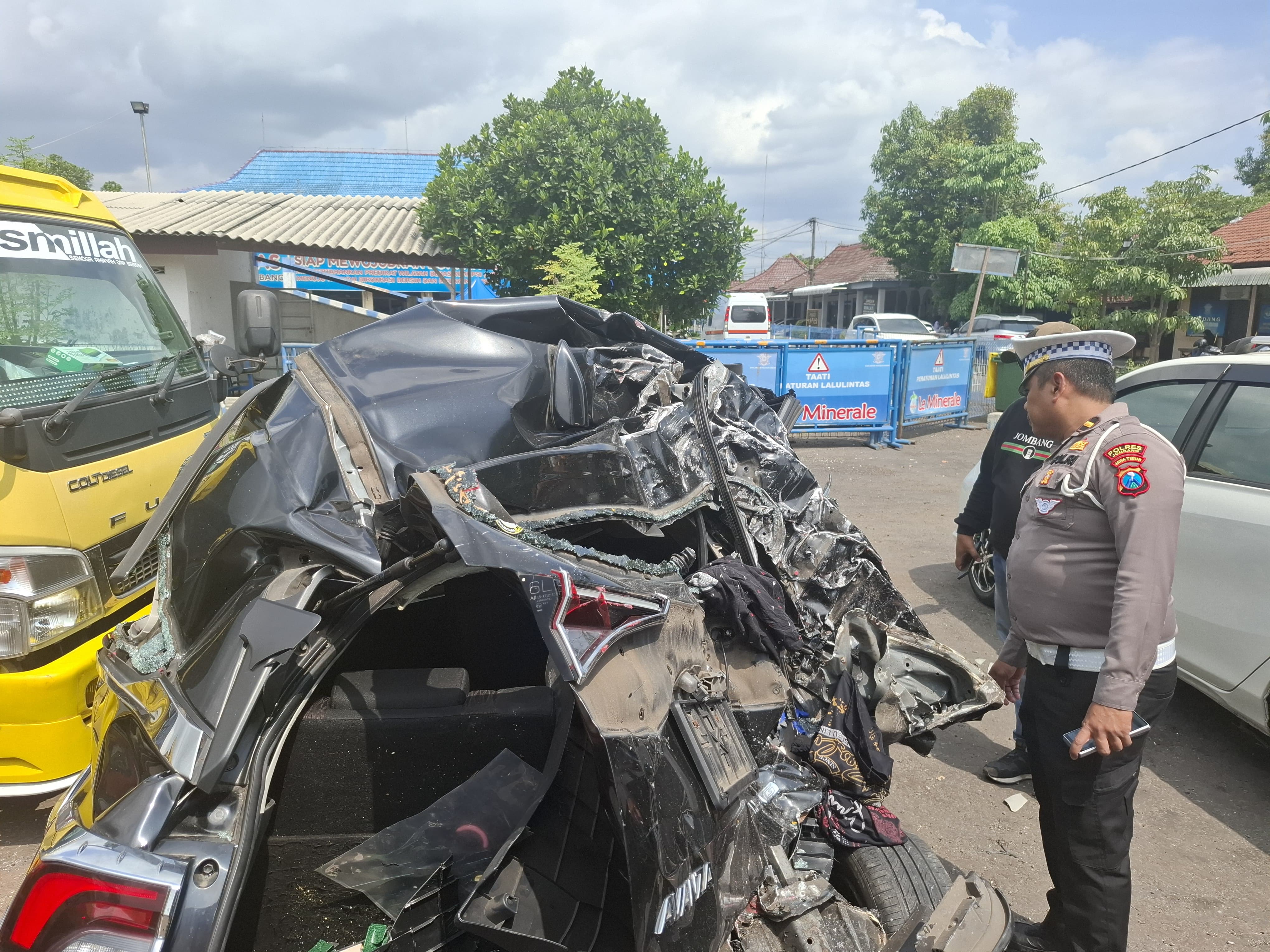 Kondisi Avanza yang ringsek usai dihantam truk di Tol Jombang Mojokerto