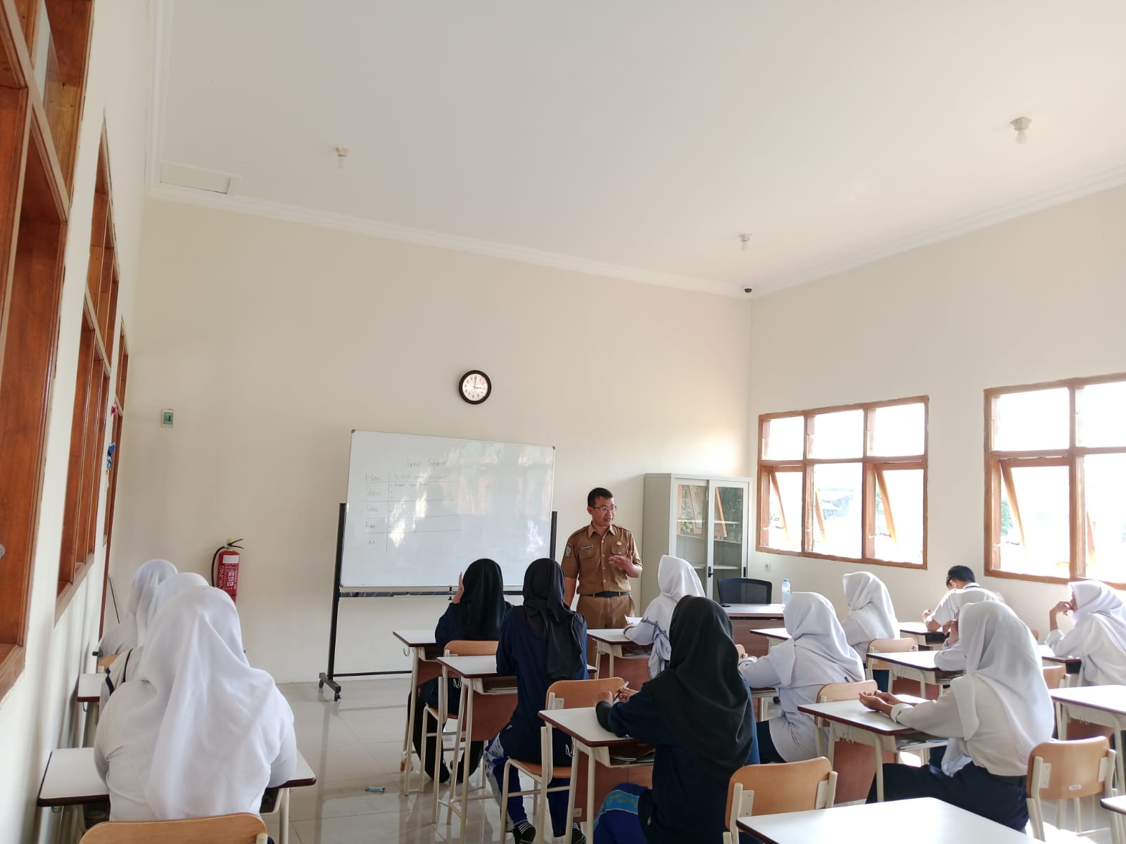 Kegiatan belajar mengajar di sekolah rakyat Jombang