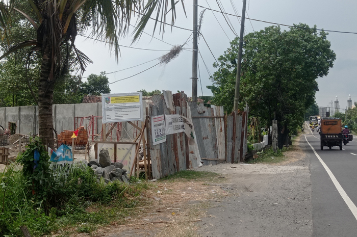 DIKEBUT: Proyek pembangunan tugu Jombang di Desa Gondangmanis, Kecamatan Bandarkedungmulyo.