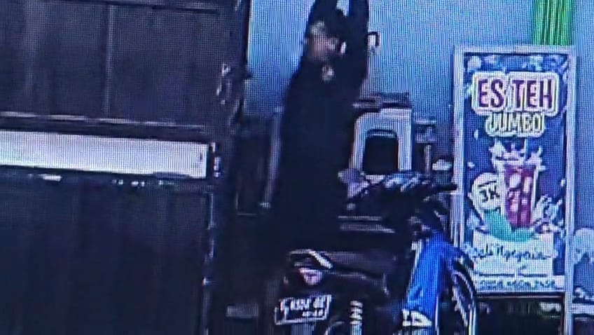 KONANGAN: Pencurian elpiji di Dusun Mutersari, Desa Ngrimbi, Kecamatan Bareng, Jombang, terekam CCTV, Senin (28/7) pagi.
