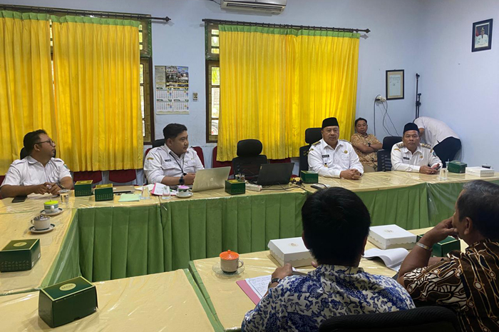 SERIUS: Bupati Warsubi dan Wabup Salman menghadiri rapat pembahasan program bongkar ratoon di ruang rapat Dinas Pertanian Kabupaten Jombang, Rabu (30/7).