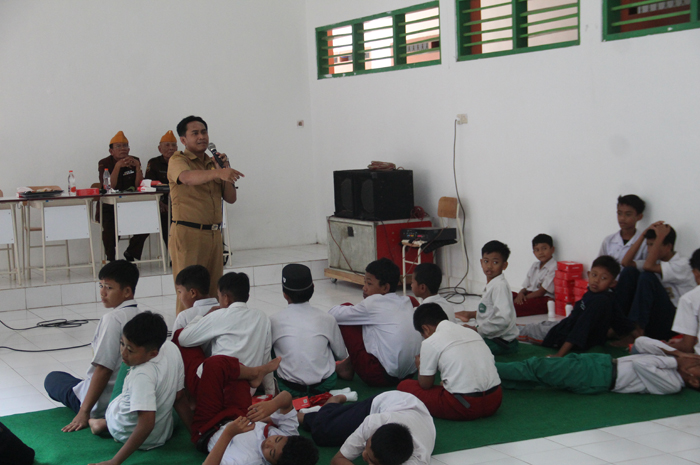 ANTUSIAS: Siswa Sekolah Rakyat mengikuti MPLS di SKB Mojoagung, Jombang, Senin (30/7).
