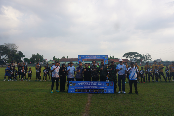 AJANG KOMPETITIF: Kepala Desa Banjardowo Syamsudin Arief mendampingi para tamu undangan saat membuka turnamen sepak bola U-18 Perseba Cup 2025 di lapangan Perseba FC Banjardowo.