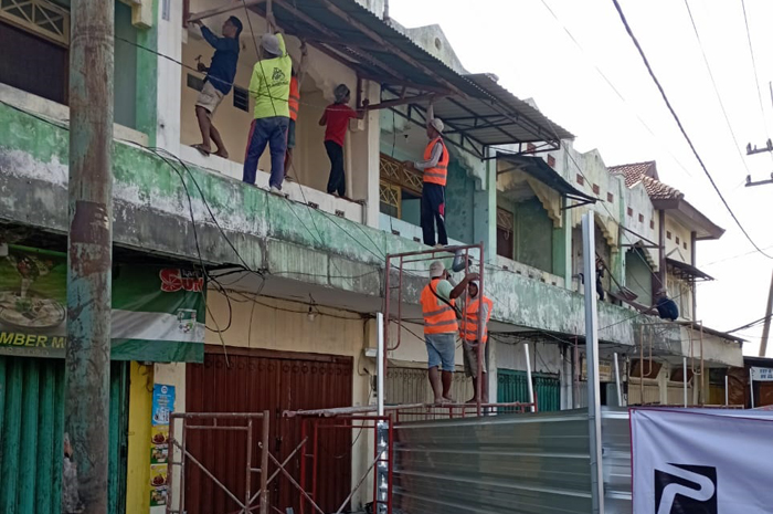 DIBONGKAR: Tempat parkir Pasar Ploso, Jombang sebalah utara mulai dibongkar dan dipindah ke sisi selatan.