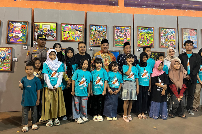TELADAN: Wakil Ketua DPRD Jombang, HM Syarif Hidayatullah ST MMT (Gus Sentot), saat menghadiri pembukaan pameran lukisan di GOR Merdeka Jombang, Rabu (30/7).