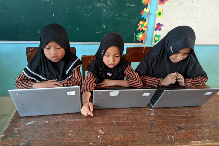 KONSENTRASI: Siswa SD Karangan 2 Kecamatan Bareng, Jombang saat belajar memanfaatkan sarana prasarana chromebook.