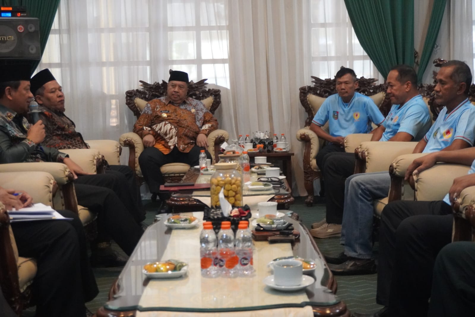 BERPRESTASI: Bupati Warsubi (kiri) didampingi Wabup Salmanudin, Sekdakab Agus Purnomo audiensi bersama Ketua KONI Jombang Sumarsono (Kanan) dan pengurus, sejumlah atlet di Pendopo Kabupaten Jombaang.