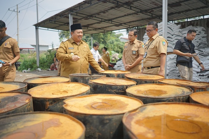 PANTAU KUALITAS: Bupati Jombang memantau kualitas proyek infrastruktur di Dinas PUPR Jombang, Selasa (29/7) lalu.