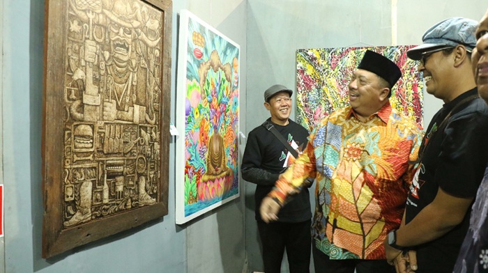 ANTUSIAS: Bupati Jombang Warsubi saat meninjau pameran lukisan yang diadakan KOPI di Gor Merdeka Jombang, Rabu (30/7) malam.