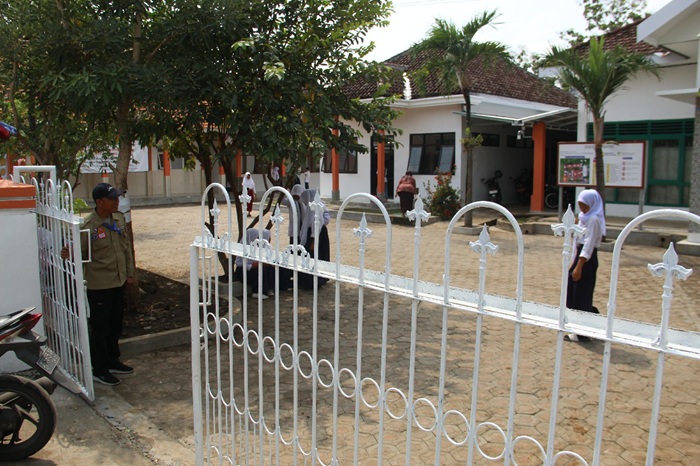 MULAI BERTUGAS: Tenaga Satpam mulai bertugas di Sekolah Rakyat SKB Mojoagung, Jombang, Jumat (1/8).