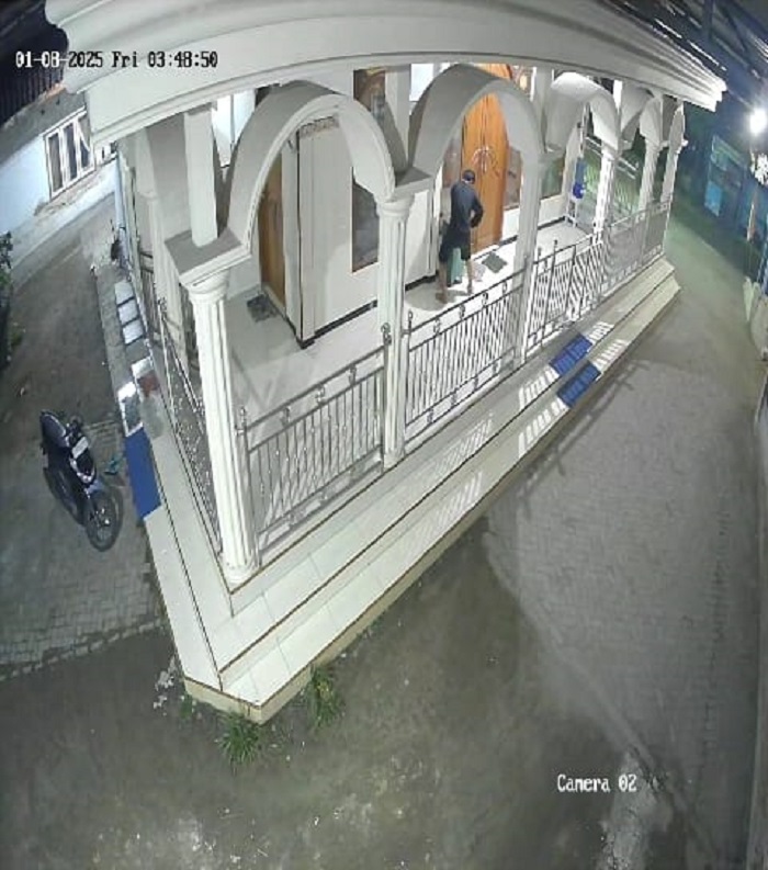 Aksi pencurian kotak amal di Musala Darussalam, Dusun Parimono, Desa Plandi, Kecamatan Jombang, Kabupaten Jombang terekam CCTV.
