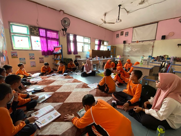 SERU: Kegiatan guru SD Plus Darul Ulum, Jombang di kelas (30/7).
