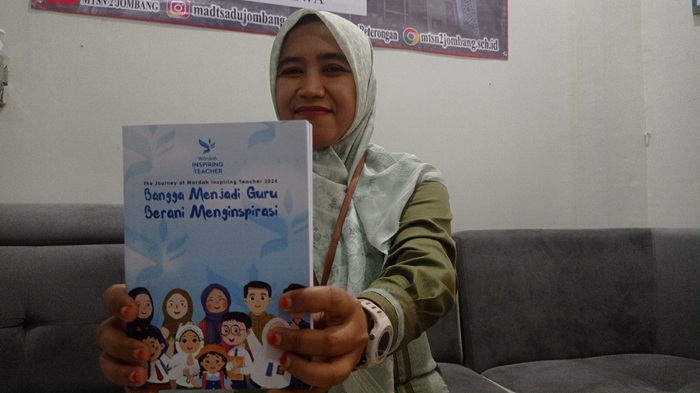 MEMBANGGAKAN: Ratna Riyadil Jannah guru MTsN 2 Jombang PP Darul Ulum Rejoso menunjukkan buku program Wardah Inspiring Teacher 2024.