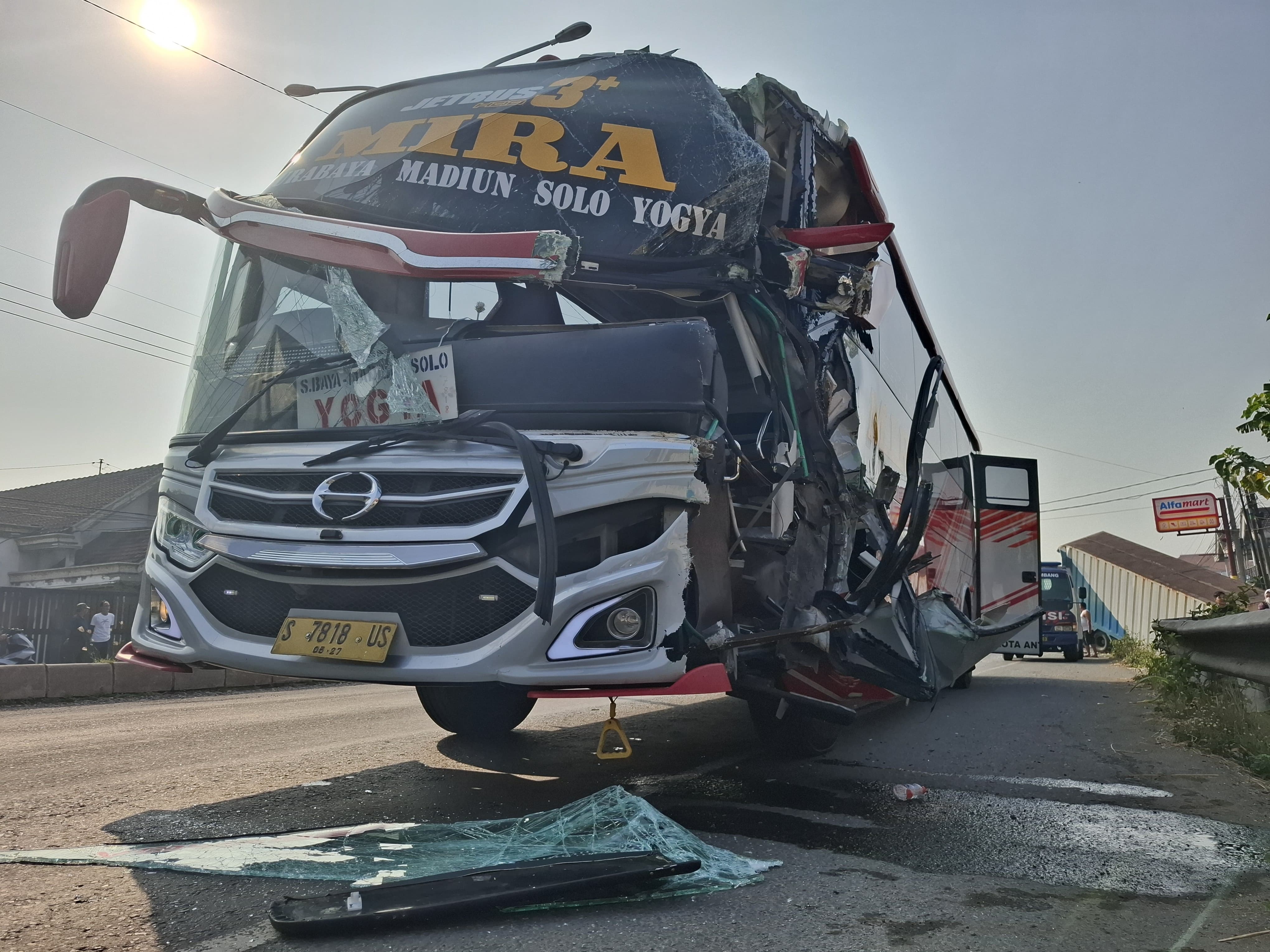 Kecelakaan lalu lintas terjadi di Jalur Arteri Nasional Desa Sambirejo, Kecamatan Jogoroto, Kabupaten Jombang, Senin (4/8) pagi.