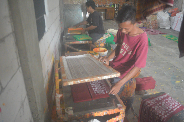 DISABLON: Lembaran kain spon bon yang sudah dipotong disablon menyesuaikan motif dan model yang diproduksi di Desa Budugsidorejo, Sumobito, Jombang.