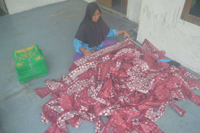 DIKEMAS: Tas hajatan buatan warga Desa Budugsidorejo, Kecamatan Sumobito Jombang masih setengah jadi siap untuk dijahit.