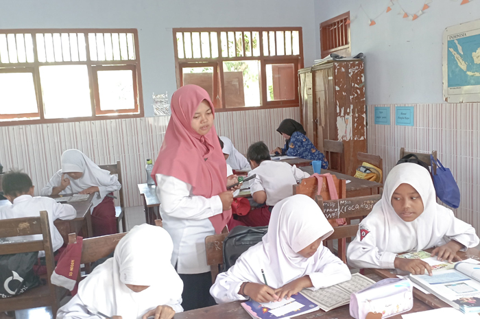KREATIF: Guru PAI SDN Mojongapit 3, Jombang saat mengajar di dalam kelas.
