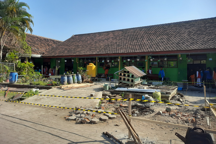 SIAP DIMULAI: Lapangan SMPN 3 Jombang sudah dipasang garis sebagai tanda akan dilakukan pembangunan ruang kelas baru dan laboratorium IPA.