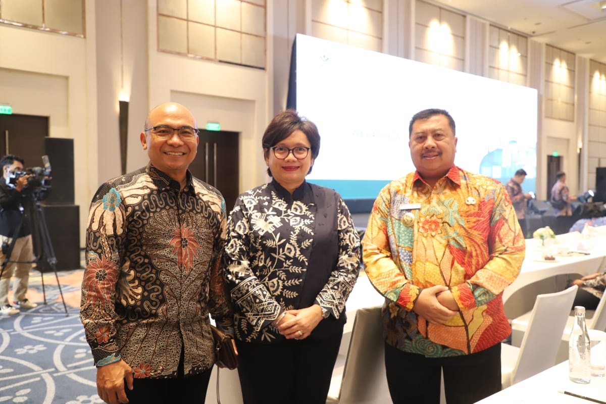 Bupati Jombang Warsubi didampingi Kepala DLH Jombang Miftahul Ulum  bersama  Direktur Pemulihan Lahan Terkontaminasi B3 KLH, Vinda Damayanti Ansjar