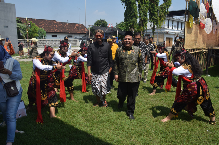 APRESIASI: Kepala Desa Miagan, Antok Budi Subagyo mendampingi Wabup Jombang saat menghadiri Miagan Umbrella Fest 2025, Minggu (3/8).