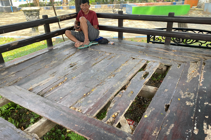 RUSAK BERAT: Kondisi gazebo di Dinas Kependudukan dan Pencatatan Sipil (Dispendukcapil) Jombang memprihatinkan, (4/8).