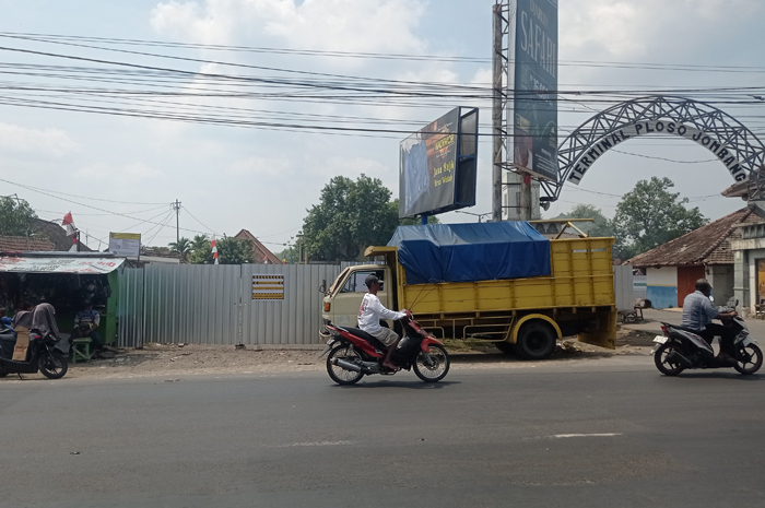 DIPAGAR: Bangunan lama berdiri di Sub Terminal Ploso sudah dibongkar dan bakal dibangun Pasar Buah Ploso, Jombang.