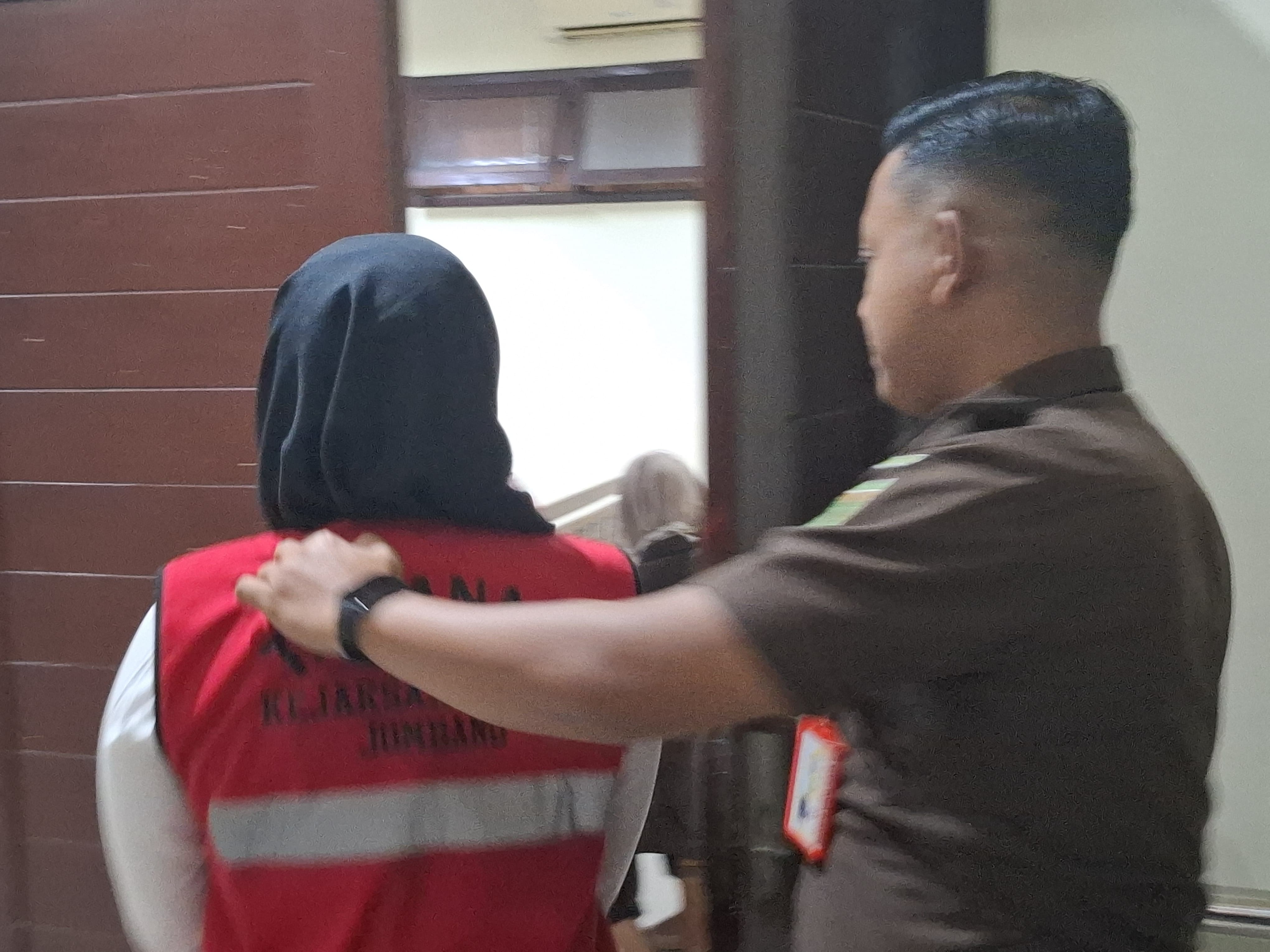 MA, terdakwa kasus pembunuhan bayi di kamar kos Jombang saat akan menjalani sidang (5/8)
