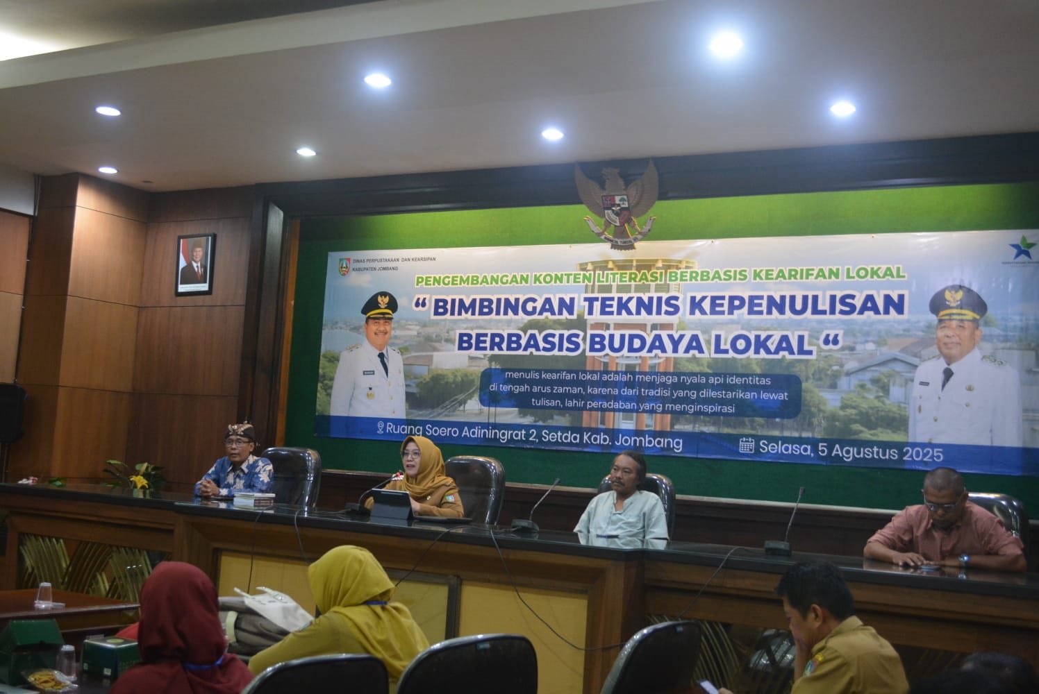 Plt Kepala Dinas Perpustakaan dan Kearsipan Jombang, Sri Surjati, bersama tiga narasumber saat membuka bimtek kepenulisan bertema budaya lokal di Ruang Soero Adiningrat 2 Kantor Pemkab Jombang
